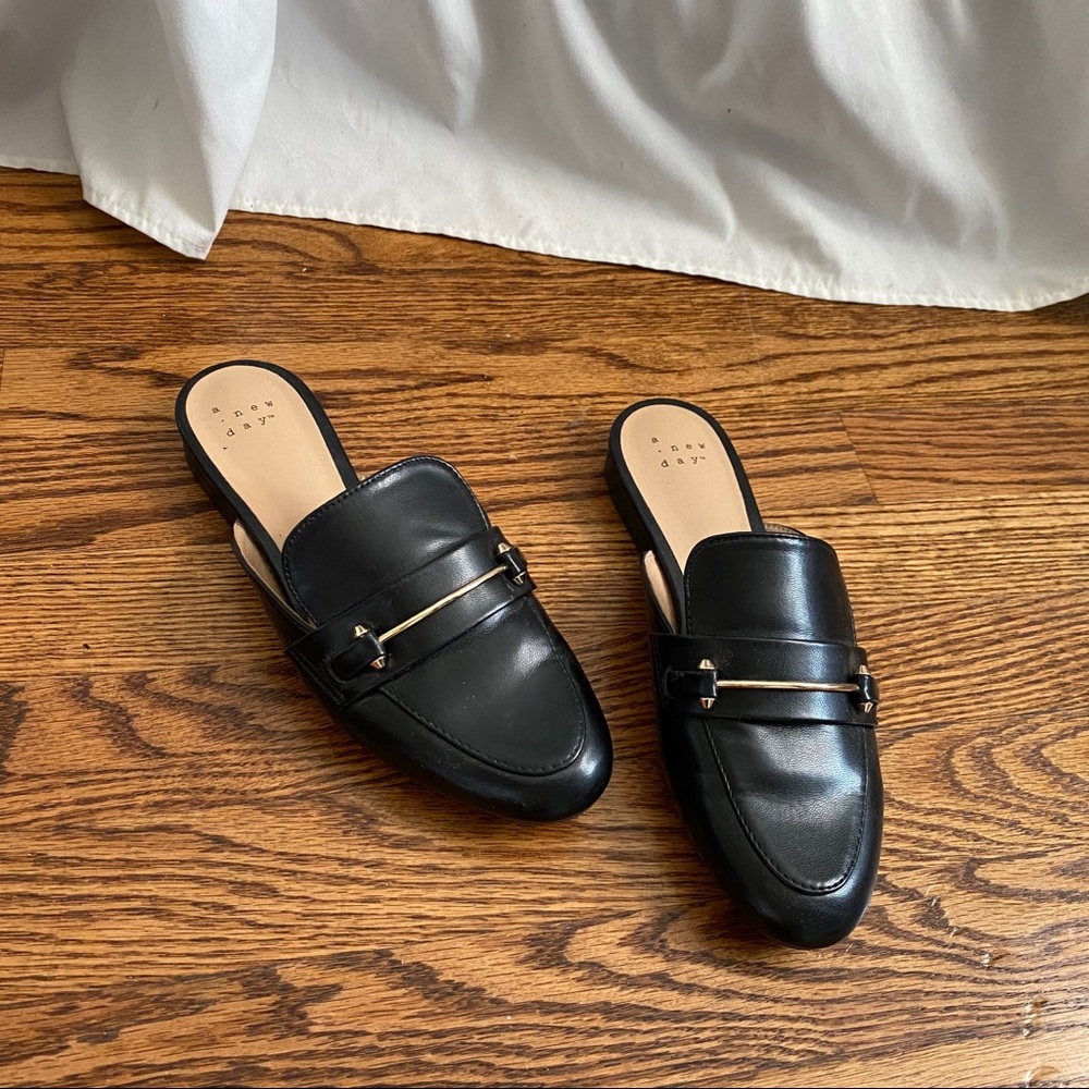Women’s backless loafer - black and buckle